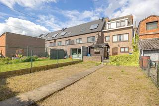 Op te frissen bel-étage woning met 3 slaapkamers en grote garage & tuin Dit betreft een op te frissen gezinswoning met 3 slaapkamers en een zonnige...