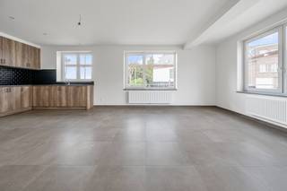 Dit ruim en recent gerenoveerde appartement heeft volgende indeling: een inkomhal met ingebouwde kast, een apart toilet, een ruime living met...