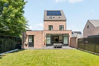 In een rustige en kindvriendelijke woonwijk in Rijkevorsel bevindt zich deze stijlvolle halfopen bebouwing uit 2022. De woning combineert de charme van landelijke architectuur met hedendaags wooncomfort en duurzame technieken, wat resulteert in een instapklare gezinswoning waar kwaliteit en uitstraling centraal staan.<br /><br />De inkomhal met authentieke houten voordeur zet meteen de toon. Op het gelijkvloers bevindt zich een afzonderlijk bureau, ideaal voor thuiswerk, terwijl de lichtrijke leefruimte naadloos overgaat in de open leefkeuken. Grote raampartijen brengen overvloedig daglicht binnen en creëren een mooie verbinding met de tuin. De kwalitatieve afwerking met keramische parketvloer, maatwerkkasten en een stijlvolle keuken met kookeiland zorgt voor een tijdloze en warme uitstraling.<br /><br />Op de eerste verdieping bevinden zich de master bedroom met dressing, een tweede slaapkamer en een luxueuze badkamer. De tweede verdieping biedt nog twee extra slaapkamers en een polyvalente ruimte, perfect als speelkamer of hobbyruimte. Dankzij deze doordachte indeling groeit de woning moeiteloos mee met elk gezin.<br /><br />De zonnige, onderhoudsvriendelijke tuin vormt een aangename verlenging van de leefruimte en biedt volop ruimte om in alle rust te genieten van het buitenleven. Het ruime terras nodigt uit tot lange zomeravonden met familie en vrienden.<br /><br />Ook technisch laat deze woning niets te wensen over. Dankzij de geothermische warmtepomp met passieve koeling, ventilatiesysteem D, zonnepanelen en een gunstig EPC-label A (32 kWh/m²/jaar) geniet de bewoner van uitzonderlijk wooncomfort en een laag energieverbruik.<br /><br />Buitengewone kenmerken:<br />- Bouwjaar 2022<br />- Ca. 241 m² bewoonbare oppervlakte<br />- 4 slaapkamers en aparte bureauruimte<br />- Master bedroom met dressing<br />- Luxueuze badkamer<br />- Maatwerk en hoogwaardige afwerking<br />- Geothermische warmtepomp met passieve koeling<br />- Zonnepanelen<br />- Ventilatiesysteem D<br />- EPC-label A<br />- Rustige, kindvriendelijke ligging