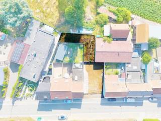 Dit oostgerichte perceel met een straatbreedte van ca. 11 meter biedt een uitstekende basis voor uw droomwoning of investeringsgrond!-...