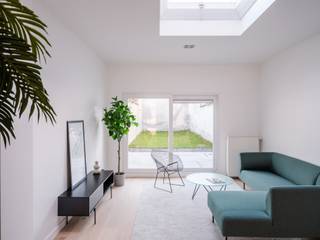 <p>Completely renovated townhouse with four bedrooms and garden</p>
<p></p>
<p>EPC score: A</p>
<p>Mobiscore: 9.5/10</p>
<p></p>
<p>This completely renovated house is located in a quiet but central neighborhood of Ghent. All technical systems, floors, windows, roof, and pipes have been thoroughly renovated, so you can move in without any worries.</p>
<p></p>
<p>On the ground floor, you enter the hallway, which gives immediate access to the fully equipped kitchen with all modern appliances. Next, you will find the dining room, which flows smoothly into the cozy living room. Thanks to the large sliding window, you can enjoy a view of the spacious city garden—a real asset in the center of Ghent!</p>
<p></p>
<p>The first floor has a separate toilet, a refined bathroom with walk-in shower and double sink, and a first full bedroom.</p>
<p></p>
<p>On the second floor, there are two additional bedrooms. One of these rooms is equipped with an extra staircase leading to the finished attic, ideal as a fourth bedroom, hobby room, or home office.</p>
<p></p>
<p>The property combines contemporary living comfort with an excellent location close to shops, schools, and public transport. Perfect for first-time buyers, young families, or as a smart investment!</p>
<p></p>
<p>Interested in this property in the center of Ghent?</p>
<p>Contact Hélène on 0479 57 47 30 or helene@vicusvastgoed.be for more information or to arrange a viewing.</p>