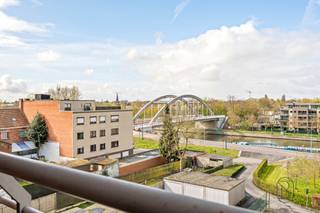 Enjoy the perfect combination of a central location and tranquility with this move-in-ready apartment overlooking the Leie River.The apartment is...