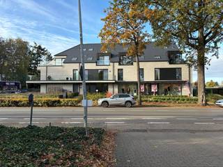 <strong>Recent duplexappartement in het centrum van Kasterlee.</strong><br /><br />Centrale ligging vlak bij de bossen en de Netavallei, Keeses Molen, de vele terrasjes en de markt. Ook scholen en winkels liggen op wandelafstand. Het sportcentrum Duineneind ligt aan de andere kant van de straat.<br /><br />De leefruimte is de blikvanger van dit appartement. Er is uitzonderlijk veel lichtinval en je hebt er toegang tot en uitzicht op het knappe dakterras (15m²).<br />De grote keuken is open maar toch subtiel afgescheiden van de living. Er zijn vele kasten en ingebouwde toestellen. <br />Uiteraard is er een apart gastentoilet en wasplaats/berging.<br /><br />Op de verdieping is er een zeer grote slaapkamer (17m²), een badkamer met douche en nog een overloop (bureau, extra berging, ...).<br /><br />Bij het appartement hoort een ondergrondse parkeerplaats en een kelderberging. De bewoner kan ook gebruik maken van de gemeenschappelijke fietsenstalling.<br /><br />Bovendien is het appartement zeer energiezuinig (warmtepomp, vloerverwarming, zonnepanelen,..)<br /><br />Bijzonderheden: <br />- EPC: A-label<br />- Zonnepanelen<br />- Ondergrondse berging en autostaanplaats<br />- Beschikbaarheid: 01/12/2026