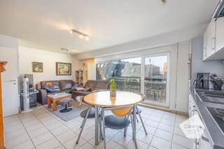 Ontdek dit instapklaar duplex appartement in een kleinschalig gebouw (9 appartementen) vlakbij het <strong>centrum van Bredene Duinen</strong> op wandelafstand van winkels, horeca, het strand en het openbaar vervoer.<br /><br />De <strong>indeling</strong> van dit appartement is als volgt:
<ul>
	<li>Inkomhal</li>
	<li>Leefruimte</li>
	<li><strong>Volledig geïnstalleerde open</strong> keuken</li>
	<li><strong>Zonnig terras</strong> aan de achterzijde van het gebouw</li>
	<li>2 <strong>extra </strong>bergruimtes</li>
	<li>2 slaapkamers</li>
	<li>Badkamer met mogelijkheid <strong>aansluiting wasmachine</strong></li>
</ul>
Tevens is er een fietsenberging aanwezig in het gebouw waar u veilig uw fietsen kunt stallen. <br /><br />Indien u meer info had gewenst of een bezoek ter plaatse aarzel niet om contact op te nemen op het nummer <strong>0495/57 45 30</strong> of via het mailadres <strong>manon.vn@caenen.be.</strong><br /> 