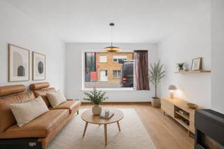 <p>Bent u op zoek naar een verrassend ruime gezinswoning met garage, tuin en een uitstekende ligging in Assebroek? Dan verdient deze instapklare woning in de Kerklaan absoluut uw aandacht.</p><p>Bij het binnenkomen wordt u verwelkomd via de inkomhal met toegang tot de inpandige garage. De lichtrijke leefruimte sluit naadloos aan op de volledig uitgeruste leefkeuken, die uitkijkt op de tuin en het terras. Op het gelijkvloers bevinden zich tevens een praktische berging, wasplaats en afzonderlijk toilet.</p><p>De eerste verdieping telt drie volwaardige slaapkamers en een badkamer. Met een bruikbare vloeroppervlakte van 166 m² biedt deze woning voldoende ruimte voor gezinnen die comfortabel willen wonen. De aangename tuin vormt een ideale plek om te ontspannen, terwijl de garage en extra bergruimte zorgen voor extra gebruiksgemak.</p><p>De woning beschikt over zonnepanelen en behaalt een EPC-label D (399 kWh/m²), waardoor er geen renovatieverplichting van toepassing is.</p><p>Dankzij de centrale ligging bevindt u zich vlak bij scholen, winkels, openbaar vervoer, sport- en ontspanningsmogelijkheden en het historische centrum van Brugge.</p><p>Een ruime gezinswoning met garage, tuin en potentieel op een gegeerde locatie in Assebroek.</p><p>Interesse? </p>