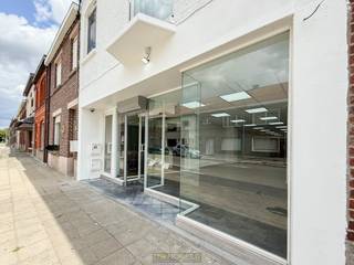 VEELZIJDIGE HANDELSRUIMTE met GARAGE, opslag en APPARTEMENT op een strategische locatie in het HART VAN OUDENAARDE. Deze eigendom biedt...