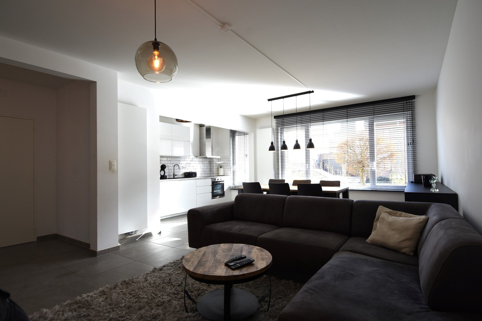 Gerenoveerd gelijkvloers appartement met 2 slaapkamers vlakbij het kanaal - foto 2