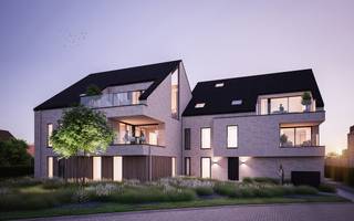 <p><strong>Appartement 2.1</strong> bevindt zich op de 2e verdieping en is met zijn 155 m² niet alleen het grootste appartement van het project, maar meteen ook één van de blikvangers. Via de inkomhal met ruime vestiaire en een gastentoilet komt u binnen in een indrukwekkende woonkamer. Deze ruimte is open tot in de nok en baadt in het licht dankzij een uitzonderlijke raampartij met een hoogte van 5,5m. Vanuit de luxueuze keuken met riant kookeiland geniet men van een prachtig zicht over de achterliggende velden. De leefruimte leidt vervolgens via een volledig drempelloze schuifraam naar het ruime terras met zicht op de kerk.<br />Het appartement beschikt over drie slaapkamers, waaronder een master bedroom met een aansluitende dressing. De badkamer is hoogwaardig afgewerkt en bevat een royale inloopdouche, een dubbele wastafel en een ruim bad. Tot slot is er nog een apart toilet, een praktische berging en een grote bergzolder voorzien.<strong><br /><br />Mooi wonen in Tielen</strong></p>
<p>Residentie Ter Broeke bevindt zich in het hartje van Tielen, maar tegelijkertijd tussen de weilanden (<em>’t broek</em> - in de volksmond). Achteraan geniet u van prachtige vergezichten over de velden, vooraan van een groene oase en zicht op de kerk. Alle belangrijke voorzieningen - zoals winkels, horeca, het dorpsplein en het station - bevinden zich op een boogscheut. Op die manier combineert Ter Broeke de troeven van een centrale ligging met de rust en charme van een landelijke omgeving.</p>
<p><strong>Ruimte &amp; comfort</strong></p>
<p>Alle appartementen zijn ontworpen met de nadruk op wooncomfort en privacy, en bieden elk hun eigen, unieke troeven. Zo beschikken sommige appartementen over een zonnige zuidoriëntatie, terwijl anderen kunnen genieten van een prachtige zonsondergang naast de kerktoren. <br />Dankzij verzonken schuiframen vloeien de leefruimtes naadloos over naar de terrassen, waar men in alle rust kan ontspannen zonder inkijk. De twee bovenste appartementen vallen bovendien extra op door hun indrukwekkende leefruimte - open tot in de nok - en de bijkomende ruime bergzolder.<br />Elke wooneenheid beschikt over een badkamer met dubbele wastafel en een royale inloopdouche. In nagenoeg elk appartement is bovendien een ligbad aanwezig.</p>
<p>Voor het parkeren zijn er ruime overdekte staanplaatsen voorzien, uitgerust met laadmogelijkheden voor elektrische wagens (op de privatieve meters). Per appartement dient er minimaal één parkeerplaats aangekocht te worden.<br />Fietsen kunnen veilig gestald worden in de inpandige gemeenschappelijke fietsenstalling aan de voorzijde van het gebouw, eveneens uitgerust met individuele laadpunten.</p>
<p><strong>Duurzaamheid en energiezuinigheid</strong></p>
<p>Bij Ter Broeke staat duurzaamheid écht centraal. Vandaar is elke wooneenheid uitgerust met een individuele geothermische warmtepomp (van het topmerk Nibe), waardoor u niet alleen over vloerverwarming beschikt, maar ook over vloerkoeling. Hierdoor zal uw appartement zelfs tijdens de warmste weken van het jaar heerlijk koel blijven. <br />Elke wooneenheid wordt eveneens voorzien van een ruime PV-installatie, en het ventilatiesysteem D garandeert een aangenaam en gezond binnenklimaat.<br />Als resultaat van deze investeringen behaalt elk appartement in Ter Broeke een negatief E-peil, beter dus dan energieneutraal. Hierdoor wekt u meer energie op dan u verbruikt.</p>
<p><strong>Fiscale en financiële voordelen</strong></p>
<p>Het volledige project komt in aanmerking voor het verlaagde btw-tarief van 6% (onder voorwaarden), zowel voor eigen bewoners als voor investeerders.<br />Daarnaast geniet u als koper 100% korting op de onroerende voorheffing gedurende 5 jaar dankzij het uitzonderlijk lage E-peil.</p>
<p><strong>Eerst kijken, dan kopen</strong></p>
<p>Dit project wordt bij oplevering verkocht en niet op plan. U koopt dus pas na een bezoek ter plaatse, en betaalt wanneer u de sleutel ontvangt. Zo gaat u een zorgeloze aankoop tegemoet.</p>