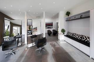 Te huur: polyvalent handelspand op hoeklocatie in Gent – ideaal voor koffiebar, voeding, beauty of retail<br /><br />Dit licht en instapklaar handelspand bevindt zich op de hoek van de Grenstraat en Mimosastraat, in een rustige buurt vlak bij het centrum van Gent. De locatie geniet van hoge zichtbaarheid,als de zon schijnt is het er altijd binnen en buiten aanwezig,brede voetpaden en voldoende gratis parkeergelegenheid in de omgeving.<br /><br />Het pand biedt zeer veel mogelijkheden voor ondernemers die een nieuw concept willen lanceren.<br />In het verleden werd hier onder meer een brasserie en later een prachtig kapsalon uitgebaat. De ruime raampartijen, natuurlijke lichtinval en hoekpositie maken het perfect geschikt voor een koffiebar, kleine horecazaak, ontbijt/lunchconcept, broodjeszaak, zoetigheden, of een andere vorm van voedingszaak.<br /><br />In de buurt zijn geen horecazaken aanwezig, waardoor dit een bijzonder aantrekkelijke opportuniteit vormt. Buurtbewoners geven al jaren aan dat zij dit type zaak graag in de omgeving zouden verwelkomen.<br />Een horecavergunning of terrasvergunning kan aangevraagd worden – de ligging en de buitenruimte lenen zich er uitstekend toe.<br /><br />Daarnaast is het pand ook geschikt voor andere commerciële activiteiten zoals beauty, welzijn, boutique, kantoor, atelier of praktijkruimte.<br /><br />Hiervoor werd het pand gebruikt als kapsalon waardoor dit het ideale pand is voor wie een kapsalon wenst te openen.<br /><br />⸻<br /><br />Troeven<br /><br />• Hoekligging met sterke zichtbaarheid<br />• Grote etalageramen en veel lichtinval<br />• Ideaal voor koffiebar, lunchplek, broodjeszaak of zoetigheden<br />• Mogelijkheid tot terras (vergunning aan te vragen)<br />• Aparte keuken en badkamer<br />• Polyvalente ruimte, instapklaar<br />• Rustige wijk met jonge gezinnen<br />• Op fietsafstand van centrum Gent<br />• Gratis parking in de buurt<br />Wenst u een afspraak of een bezoek? 09 279 11 22 of info@centeroffice.be