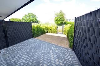OMSCHRIJVING:<br />- GELIJKVLOERS: Inkomhal met gastentoilet, ruime leefruimte (10,50 x 5,50 m) met woonkamergedeelte met veel lichtinval en open keuken voorzien van koelkast, afzuigkap, vaatwasser, spoelbak, combi-oven en kookplaat, berging (3,00 x 2,03 m) met aansluiting voor wasmachine, uitgietbak en technieken. Nachthal, ruime slaapkamer 1 (6,80 x 3,00 m), slaapkamer 2 (3,99 x 3,00 m), badkamer (2,60 x 1,93 m) met inloopdouche, wastafelmeubel en sierradiator.<br />- TUIN: Overdekt en beklinkerd terras 14,5 m² met aansluitend tuintje (nog in aanleg) van 16,5 m², poortje biedt toegang tot het gemeenschappelijk pad naar de gemeenschappelijke fietsenstalling.<br />- KELDER: De kelder is bereikbaar via de inrit rechts van de residentie. Lift beschikbaar. In de kelder is er een kelderberging en 2 autostandplaatsen.<br /><br />BIJKOMENDE INFORMATIE:<br />- Ramen: Aluminium ramen.<br />- Verwarming: Warmtepomp (lucht/water), vloerverwarming en -koeling.<br />- Vloeren: Moderne, keramische vloertegel.<br />- Instapklaar, geschilderd en de meeste ruimtes zijn voorzien van lichtarmaturen/inbouwspots.<br />- Gelegen op wandelafstand van hartje Kinrooi, vlakbij diverse supermarkten, scholen, bakker,.... Op enkele minuten van Maaseik, Bree en de Nederlandse grens.