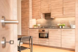 Welkom in de Jean Baptist Tassynsstraat 18 te Zwijndrecht. <br />In het hart van onze gemeente vind je op de <strong>tweede verdieping</strong> van dit gebouw een recent (2019) gerenoveerd appartement.<br /><br />In de ruime, gemeenschappelijke inkomhal is plaats om de fietsen te zetten. Van hieruit is er ook toegang tot de kelderverdieping.<br /><br />De gemakkelijke trap brengt ons naar de tweede verdieping.<br />Op de overloop werden ingemaakte kasten geplaatst, je hebt immers nooit genoeg bergruimte.<br />De lichtrijke <strong>woonkamer</strong> van ca 23 m2 is gecombineerd met de ingebouwde <strong>keuken</strong>. Deze is voorzien van een koelkast, diepvries, gasfornuis, dampkap, combi oven en een vaatwasmachine.<br /><br />De <strong>2 slaapkamers</strong> ( 7,5 en 13 m2) bevinden zich vooraan en achteraan. De grootste kamer heeft een airco.<br />De <strong>badkamer</strong> is praktisch ingedeeld met een aparte <strong>toilet</strong>, inloopdouche, lavabomeubel en aansluiting voor wasmachine en droogkast. <br />In de badkamer is een schuifraam voorzien. Het is mogelijk aan de achterzijde van het gebouw een terras te laten plaatsen.<br /><br />Dit appartement is vrij vanaf huurder vanaf mei.<br /><br />Technisch:<br />- EPC: 153 kWh/m2jaar, label B<br />- GEEN Renovatieverplichting<br />- G-&P-score: A & A<br />- Wg, Gvv, Vg, Gmo, Gvkr<br /><br />Ben je voor jezelf op zoek of eerder als opbrengsteigendom? Laat deze buitenkans niet aan je neus voorbij gaan en maak snel een afspraak!<br />