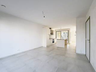 Project Kolenkaai staat voor ruim wonen in alle comfort en stijl. De kwalitatieve en hedendaagse afwerking met oog voor detail zie je én voel je elke dag. Voor Kolenkaai werd een Energy Service Company (ESCO) opgericht. Daarmee passen we innovatieve en duurzame hernieuwbare-energietechnieken toe. Zo worden de gebouwen verwarmd en passief gekoeld met warmtepompen die hun energie onder andere uit een BEO-veld halen. <br /><br />Het appartement bevindt zich op de eerste verdieping en geniet van een aangename lichtinval en een ruim open zicht op de binnentuin. De leefruimte sluit aan op de open keuken, die is uitgerust met een keramische kookplaat, combi-oven, koelkast met diepvriesvak en vaatwasser. Vanuit de keuken heeft u toegang tot het terras, waar u in alle rust en uit de wind kunt genieten van het buitenzijn.<br /><br />Verder beschikt het appartement over een ruime slaapkamer, aansluitende badkamer met inloop douche en een praktische berging met aansluiting voor een wasmachine en een afzonderlijk gastentoilet.<br /><br />Indeling:<br />- Lichtrijke Woonkamer<br />- Open keuken<br />- Praktische berging<br />- 1 Slaapkamer<br />- Badkamer met inloopdouche<br />- Zonnig terras<br />- Ruime staanplaats naast de lift die toegang biedt tot het appartement<br /><br />Algemeen:<br />- Huurprijs: € 1.025,00 <br />- Provisie: € 100,00 (verbruik: warm water + verwarming) + € 75,00 gemeenschappelijke delen<br /><br />De snelste manier om een bezoek te brengen aan dit pand? Vraag je bezoek aan via de roze knop op onze website (www.dewaele.com) en je wordt gecontacteerd door onze verhuurexpert Steffi.<br /><br />Telefonisch kunnen er geen afspraken gemaakt worden. Bij andere vragen kun je ons telefonisch contacteren via 050 444 999.<br /><br />Deze AI-visualisaties zijn bedoeld als inspiratie. Er werd geen rekening gehouden met technische specificaties, stedenbouwkundige voorschriften of de concrete mogelijkheden tot realisatie.