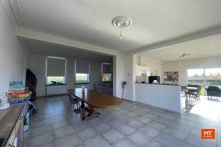 Alleenstaande woning te huur met 3 slaapkamers.Op de grens tussen Zonnebeke en Moorslede vinden we deze prachtige huurwoning. Indeling van het...