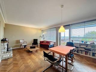 Morgan's Real Estate presents this beautiful 2-bedroom apartment close to the Cinquantenaire and all its amenities (public transport, shops, etc.). <br />The apartment consists of an entrance hall leading to all the rooms, a beautiful bright living room, a separate kitchen with a small balcony, 2 spacious bedrooms, and a bathroom. It also has a beautiful south-west facing terrace offering a view of the south of Brussels and an optional garage box (€25,000).<br />EPB ....<br />Information and visits : 02/430 24 86 or lukas@morgans.be