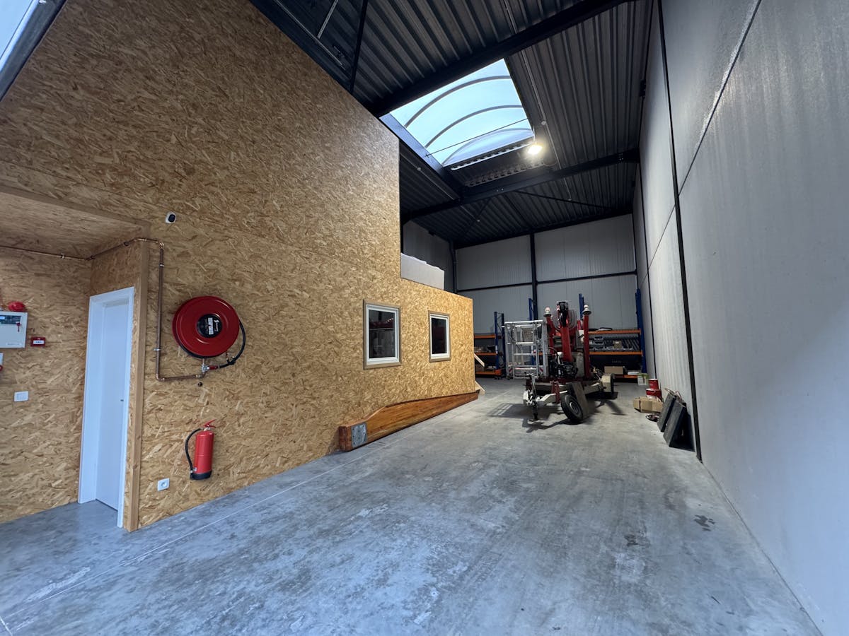 Strategisch gelegen KMO-unit (130 m²) met kantoor te huur - foto 2