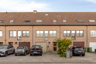 Op zoek naar een woning met uniek karakter, ruimte en een uitstekende ligging? Deze verzorgde split-level woning in de rustige en residentiële wijk Rietschoorvelden combineert comfortabel wonen met een vlotte bereikbaarheid. De buurt staat bekend om haar rustige woonstraten, nabijheid van winkels, scholen, openbaar vervoer en belangrijke invalswegen. <br />De woning verwelkomt u met een inkomhal met apart toilet die toegang geeft tot de verschillende leefniveaus. De lichtrijke woonkamer vormt het hart van de woning en geniet van een aangename verbinding met de eetruimte en keuken. Dankzij de split-level indeling ervaart u een bijzonder gevoel van ruimte en openheid.<br />Verder beschikt de woning over meerdere volwaardige slaapkamers, een thuiswerkplek of extra slaapkamer, een praktische badkamer, voldoende bergruimte en een aangename tuin waar u in alle rust kunt genieten van het buitenleven. Een garage en/of parkeerfaciliteit met laadpaal vormt een extra troef in deze gezochte woonomgeving. Zonnepanelen zijn voorzien!<br /><br />Troeven van deze woning:<br /><br />Unieke split-level architectuur<br />Ruime en lichtrijke leefruimtes<br />Meerdere slaapkamers<br />Aangename tuin<br />Rustige, kindvriendelijke woonwijk<br />Nabij scholen, winkels en openbaar vervoer<br />Vlotte verbinding naar Antwerpen en omliggende gemeenten<br />Rietschoorvelden wordt door bewoners gewaardeerd om zijn rustige karakter, goede bereikbaarheid en nabijheid van parken en dagelijkse voorzieningen. <br /><br />Interesse? Contacteer ons vandaag nog voor een bezoek en ontdek zelf het potentieel van deze aantrekkelijke woning in één van de meest geliefde buurten van Merksem.
