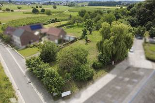 Bouwgrond voor open bebouwing met een prachtige ligging. De grond bevindt zich in de dichte nabijheid van openbaar vervoer en zit verscholen in een groene omgeving. Met zijn oppervlakte van 1448m² biedt deze bouwgrond voldoende tuinruimte alsook parkeergelegenheid. De bouwgrond is gelegen in een oase van rust maar toch dicht bij verschillende winkels, warenhuizen, verschillende wandelroutes enzovoort. Wenst u meer informatie? Aarzel dan niet en bel Louis: 0460/97.50.09