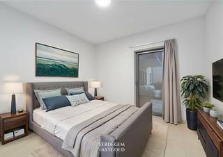 <p><span>Hof Ter Clipsen, comfortabel wonen met dat tikkeltje extra<br /></span><span><br />Dit appartement situeert zich op het gelijkvloers en beschikt over 1 slaapkamer, een lichtrijke leefruimte met open keuken en groot terras, een bergruimte en een badkamer met toilet, inloopdouche en wastafel. <br />Er is een ondergrondse fietsenstalling (gemeenschappelijk) en autostaanplaats inbegrepen, alsook is er een lift in het gebouw.<br />Het is onmiddellijk beschikbaar voor eigen bewoning of als investering.<br />Ook niet 60+ kunnen hier ondersteunend wonen, aangezien er nog niet aan de maximale capaciteit is voldaan.<br /><br /></span><span>Service<br /></span><span>Een absolute troef is de medische en praktische dienstverlening, met onder meer: <br /><br />/ 24/24 uur permanentie (oproepsysteem)<br />/ professionele woonassistentie<br />/ bibliotheek<br />/ ontspanningsruimte met fitness<br />/ wellnesscenter<br />/ zwembad<br />/ was- en strijksalon<br />/ restaurant met gezellige tuin<br /><br />De onthaalruimte biedt plaats aan alle bewoners om een krant te lezen, een spelletje pool te spelen of een babbel te doen met andere bewoners.<br />Wil je als bewoner een feest geven, dan biedt het restaurant veel mogelijkheden.<br />Je leefomgeving is dus véél meer dan enkel jouw appartement!</span></p>