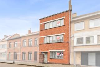 <p>Te koop: karaktervolle woning in Oostende, gelegen in een rustige residentiële buurt nabij strand en duinen.</p>
<p> </p>
<p>Deze woning uit 1935 combineert authentieke charme met praktische troeven. De ligging in een groene omgeving, op wandelafstand van scholen en openbaar vervoer, maakt dit een ideale gezinswoning. De zongerichte tuin biedt een aangename buitenruimte, terwijl de polyvalente zolderruimte extra mogelijkheden creëert voor hobby, bureau of opslag. De nabijheid van strand en duinen zorgt voor een unieke woonervaring.</p>
<p> </p>
<p>Belangrijkste ruimtes:<br />• Inkomhal met toegang tot de leefruimtes<br />• Gezellige woonkamer met natuurlijke lichtinval<br />• Functionele keuken<br />• 5 slaapkamers, ideaal voor een groot gezin<br />• Op elk verdiep een toilet met handenwasser<br />• Kelder met waterverzachter<br />• Polyvalente zolderruimte<br />• Zongerichte tuin</p>
<p> </p>
<p>Troeven:<br />• Polyvalente zolderruimte voor extra gebruikscomfort<br />• Nabij strand en duinen voor ontspanning en natuur<br />• Zongerichte tuin voor optimaal buitenleven<br /><br />Meer info of een bezoek plannen? Contacteer Charlotte via <strong>059 77 00 90</strong> of <strong>charlotte@eraservimo.be</strong>.</p>