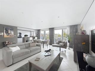 Dit centraal gelegen 2 slaapkamers appartement is volledig instapklaar en heeft een prachtig terras van 23 vierkante meter. Het appartement...