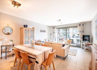 <p>Met trots presenteren wij u dit stijlvolle appartement voor, gelegen op de tweede verdieping van de kleinschalige residentie "Eos". Dit instapklare appartement is gelegen in de Strandlaan te Sint-Idesbald, vlakbij de zee en het commerciële centrum. Het pand heeft een bewoonbare oppervlakte van 71 m², wat ideaal is voor zowel een tweede verblijf aan zee als voor permanente bewoning.<br /><br />Het appartement werd als volgt ingedeeld: Inkomhal met vestiaire | lichtrijke leefruimte met volledig uitgeruste keuken en toegang tot terras met zijdelings zeezicht | badkamer met bad, douchegarnituur en dubbele lavabo in meubel | afzonderlijk toilet met lavabo | 1ste slaapkamer | 2de slaapkamer met bijkomende douche en lavabo in meubel.<br /><br />Het appartement beschikt over een private kelderberging op de ondergrondse verdieping. Daarnaast is er in het gebouw een zeer ruime, gemeenschappelijke fietsenberging aanwezig.<br /><br />Bent u op zoek naar een 2de verblijf of appartement voor vaste bewoning vlakbij zee en centrum ? Aarzel dan niet en contacteer ons voor een bezoek.</p>