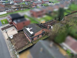 <p><span>In een rustige straat in Mechelen-Bovelingen vinden we deze af te breken gezinswoning op een groot perceel van 17a 30ca.</span></p><p><span>Na afbraak van de huidige constructies komt het perceel in aanmerking voor het verlaagd btw-tarief van 6% voor de bouw van een nieuwe woning. </span></p><p><span> </span></p><p><span>Op wandelafstand zijn er verschillende horecagelegenheden voorzien en een supermarkt.</span></p><p><span>Diverse wandel- en fietsroutes doorkruisen de omgeving en maken alle mooie plaatsen in Haspengouw vlot toegankelijk. </span></p><p><span> </span></p><p><span>De oprit van de E40 richting Luik, Leuven en Brussel ligt op slechts 10 minuutjes rijden met de auto. Ook het centrum van Sint-Truiden en Waremme ligt op minder dan 10km. </span></p><p><span> </span></p><p><span>Met een straatbreedte van ±17m en een perceeldiepte van ±110m zijn er verschillende bouwmogelijkheden. De gemeentelijke bouwvoorschriften zijn van toepassing zodat er verschillende mogelijkheden zijn qua architectuur voor de nieuwe woning.</span></p><p><span>Dankzij de zuidwestelijke oriëntatie van de tuin profiteren de nieuwe bewoners ook optimaal van de zon. </span></p><p><span> </span></p><p><span>Pluspunten:</span></p><p><span>- rustig, doch centraal gelegen</span></p><p><span>- oppervlakte van 17a 30ca</span></p><p><span>- ZW oriëntatie</span></p>