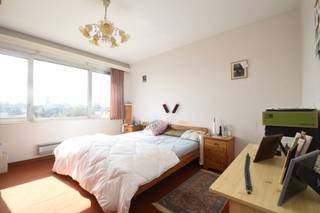 Welkom in dit goed gelegen appartement.Vanuit de inkomhal met vestiaireruimte stap je meteen binnen in de gezellige leefruimte, die dankzij de grote...