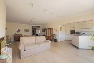Between three parks, with the city nearby and yet remarkably quiet: this third-floor apartment combines sun, sight and space with two terraces and...