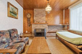 <span>+++ Molenstraat 245, Liedekerke +++<br /><br />Op zoek naar een woning die u volledig naar eigen smaak kan renoveren? Deze charmante woning is ideaal gelegen op wandelafstand van het station, scholen en winkels en biedt tal van mogelijkheden. De woning beschikt over een ruime leefruimte, bestaande uit een aparte living en eetkamer. Verder is er een aparte, geïnstalleerde keuken met aansluitend een bijkeuken en berging. Ernaast bevindt zich de badkamer uitgerust met een ligbad, lavabo en toilet. Op de verdieping bevinden zich 3 volwaardige slaapkamers. Daarnaast beschikt de woning over een garagebox wat zeker een extra troef is. Vooraan de woning bevindt zich een voortuin, ideaal als extra buitenruimte.<br />Een ideale opportuniteit voor wie op zoek is naar een woning met renovatiepotentieel op een uiterst centrale ligging. Zin om hier uw nieuwe thuis van te maken? Contacteer ons voor een bezoek via info@immoteam.be of 0478/059069</span>