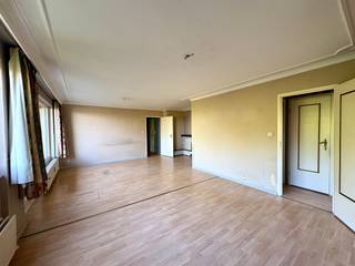 <p>Gelegen in de groene omgeving van het Elsopark bevindt zich dit verzorgd appartement op de eerste verdieping, met een aangename indeling en zicht op het omliggende parkgebied.<br />Winkels, openbaar vervoer, scholen e.d. bevinden zich in de nabije omgeving. <br /><br />Het appartement omvat een lichtrijke leefruimte, een ingerichte keuken, badkamer met douche en wastafel, afgescheiden toilet, twee slaapkamers, berging, ruim terras en een private kelderberging.  <br /><br /><strong>Beschikbaar per 01/05/2026</strong><br />Provisie gemeenschappelijke kosten: €200/ maand (incl. water en verwarming)</p><p></p><p>Interesse om dit pand te bezoeken? Een bezoek kan uitsluitend via onze website aangevraagd worden: https://www.vastgoeddevos.be/te-huur, klik het pand aan dat u wenst te bezoeken en klik vervolgens op "plan een bezoek". </p>