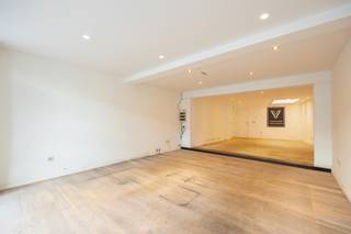 Ruime commerciële winkelruimte te koop in het hart van Hove. Dit pand biedt uitstekende zichtbaarheid en een flexibele indeling die perfect...