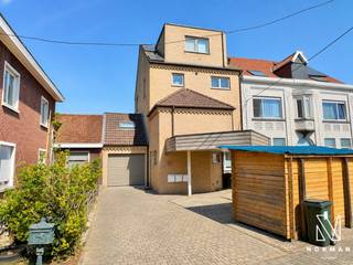 Welkom in dit ruime gelijkvloerse appartement met 2 slaapkamers, tuin en garage, gelegen in Leupegem! Het appartement heeft een strategische ligging: nabij belangrijke invalswegen, terwijl het tocht gelegen is in een doodlopende straat.<br /><br />Bij het betreden van het appartement komt u binnen in de ruime inkomhal met apart gastentoilet. Verder beschikt het appartement over twee volwaardige, ruime slaapkamers.<br />De badkamer is uitgerust met een douche, ligbad en wastafel. Daarnaast is er ruimte voorzien voor het plaatsen van een wasmachine en droogkast.<br /><br />De aangename leefruimte bestaat uit een zithoek, eetplaats en een volledig uitgerust keuken, voorzien van alle comfort, waaronder een combi-oven, fornuis met dampkap en vaatwasmachine.<br />Via de grote raampartijen geniet u van een aangenaam zicht op de tuin en het ruime terras.<br /><br />Tot slot beschikt dit appartement over een ruime garage, waar plaats is voor een wagen en die eveneens kan dienen als extra bergruimte.<br /><br />TROEVEN:<br />+ Gelijkvloers<br />+ Conforme elektriciteit<br />+ Tuin en garage inbegrepen