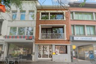 In het centrum gelegen charmante herenwoning met stadstuin en achterliggende dubbele garage. 
Deze voormalige dokterswoning biedt enorm veel potentieel, ideaal voor wie wonen en werk wil combineren. 

INDELING: inkom en prachtige trap, wachtkamer, praktijkruimte, aparte hall, een eerste gezellige zithoek (prachtige sierschouw), keuken, extra eetplaats en zithoek (uitgevend op het terras en de stadstuin). Achterliggend bevindt zich een dubbele garage met kelder en extra verdiep (uitgevend in een andere straat). 
Op de verdiepen bevinden zich een toffe bureauruimte, meerdere slaapkamers, badkamers, en extra zolderruimtes. 
Enorm veel potentieel op een toplocatie in het centrum. 

Bezoek na afspraak met IMMO BEGUIN: info@immobeguin.be