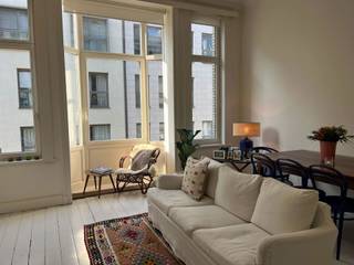 Appartement de caractère très lumineux au cœur du sud d'Anvers<br />Situé dans une rue calme à proximité des Zuiderdokken, à quelques pas des quais de l'Escaut, avec de nombreux restaurants, bars et cafés dans les environs immédiats, et à proximité des transports en commun, de plusieurs supermarchés, écoles et autres commodités. <br />Cet appartement meublé plein de charme allie des éléments classiques au confort moderne. Le salon se caractérise par de hauts plafonds et une baie vitrée agréable, qui a été entièrement rénovée à l'extérieur. La baie vitrée est le cœur de la pièce : elle laisse entrer une lumière naturelle abondante et la cheminée d'origine a été conservée comme pièce maîtresse. En été, la baie vitrée peut être ouverte, ce qui permet de fusionner sans effort l'espace intérieur et extérieur.<br />La cuisine, prolongement du salon, dispose d'un coin café et donne sur la terrasse, où le soleil brille le matin - parfait pour un brunch détendu ou un moment de calme matinal.<br />La chambre est équipée d'armoires encastrées et dispose d'un accès direct à la terrasse et à la salle de bains, qui a été entièrement rénovée l'année dernière. La salle de bains est agrémentée de touches de marbre et dispose d'une grande douche à l'italienne, pour une sensation de luxe et de modernité.<br />Côté pratique, l'appartement dispose d'un débarras séparé à l'intérieur de l'appartement avec lave-linge, sèche-linge et espace de rangement supplémentaire, ainsi que d'un espace de rangement au sous-sol pour le matériel supplémentaire ou les vélos. <br />Un lieu idéal alliant confort, ambiance et fonctionnalité, parfait pour ceux qui recherchent la lumière, l'espace et une expérience de vie agréable.