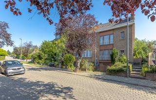 Centraal gelegen op wandelafstand van centrum Dilbeek, winkels, RC en openbaar vervoer.De woning bestaat op het gelijkvloers uit een inkomhal met...