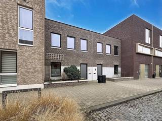 Bent u op zoek naar een eigentijdse woning waar rust, ruimte en duurzaamheid centraal staan? Deze prachtige woning te huur aan het Catharina...