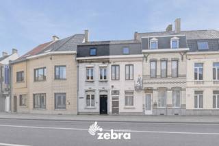 Deze te renoveren stadswoning is gunstig gelegen nabij het centrum van Roeselare, op wandelafstand van de Markt (mobiscore: 9,2/10). De woning is vlot bereikbaar, met diverse winkels, horeca, openbaar vervoer en sportfaciliteiten op wandelafstand.<br /><br />Bij binnenkomst betreedt u een ruime inkomhal met een aangrenzende bureauruimte. Verder komt u in de woon- en eetkamer, die toegang biedt tot zowel de keuken als de badkamer. Aanpalend aan de keuken bevindt zich het terras.<br /><br />Via de trappenhal bereikt u de eerste verdieping, waar een hal leidt naar twee ruime en lichtrijke slaapkamers. Vervolgens kunt u met een vaste trap naar de ruime zolderverdieping +/- 28 m², die na opknapwerk mogelijk als masterbedroom kan worden ingericht.<br /><br />Deze woning beschikt bovendien over een uitstekende ligging, verwarming op gaskachel(s), automatische rolluiken, ....<br /><br />Renovatieplicht van toepassing.<br /><br />Deinst u er niet van terug uw handen uit de mouwen te steken? <br />Of bent u op zoek naar het ideale project? Aarzel niet en leg vandaag nog uw bezoek vast! 