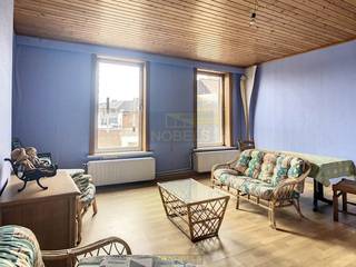 <strong>CENTRAAL GELEGEN</strong> woning met <strong>HANDELSRUIMTE</strong> bevindt zich in een rustige zijstraat van het <strong>LEVENDIGE CENTRUM VAN BRAKEL</strong> en biedt een uitstekende kans voor wie op zoek is naar een <strong>RENOVATIEPROJECT MET TAL VAN MOGELIJKHEDEN</strong>. Het pand omvat momenteel een <strong>HANDELSRUIMTE OP HET GELIJKVLOERS</strong>, een ruime stockageruimte aan de achterzijde, een woongedeelte met <strong>TWEE SLAAPKAMERS</strong>, een te installeren keuken en een <strong>INRICHTBARE ZOLDERVERDIEPING</strong>. Bovendien beschikt de woning over een praktische kelder. Dankzij de ligging <strong>OP WANDELAFSTAND</strong> van winkels, openbaar vervoer en voorzieningen, is dit een interessante locatie voor zowel <strong>ZELFSTANDIGEN ALS INVESTEERDERS</strong>. Laat uw creativiteit de vrije loop en maak van deze eigendom een rendabele combinatie van <strong>WONEN EN WERKEN</strong>.<br /><br />Interesse? Breng snel een bezoek aan deze <strong>OPPORTUNITEIT</strong> in de Stationsstraat 15 te Brakel – bieden kan <strong>VANAF €115.000</strong>.<br /><br />Adres: Stationsstraat 15 te Brakel<br /><br />Renovatieplicht van toepassing.