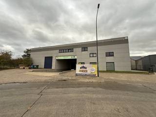 Uitzonderlijk ruim en instapklaar magazijn met moderne kantoorruimte, gelegen aan de Touwslagerstraat 14A in Zele. Met een totale oppervlakte...