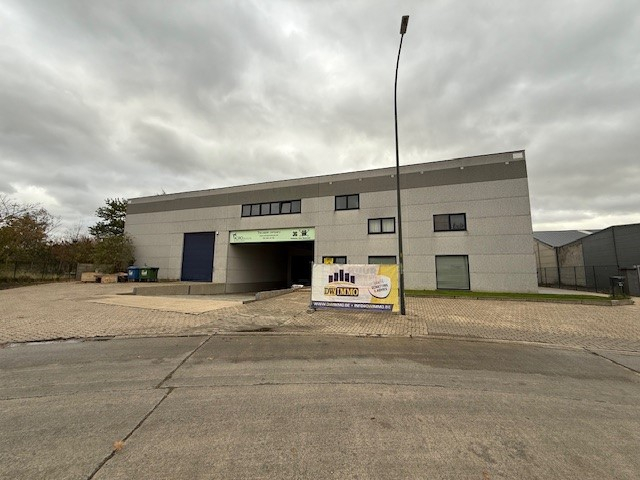 Ruim en instapklaar magazijn met kantoor te huur - photo 1