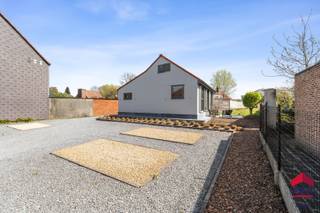 Ben je op zoek naar een gezellige, open bebouwing met 3 slaapkamers, tuin en verschillende parkeermogelijkheden? Gevonden!Deze charmante en recente...