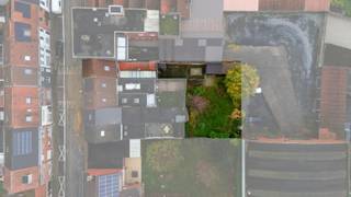 <u><strong>Ligging</strong></u><br />Ontdek deze charmante woning met 3 slaapkamers, ideaal gelegen <strong>pal in het centrum van Waregem</strong>. Dankzij de uitstekende ligging bevindt u zich op wandelafstand van winkels, horeca, openbaar vervoer en scholen. Bovendien geniet u van een vlotte verbinding via de E17 richting Kortrijk en Gent en andere belangrijke invalswegen.<br /><br /><u><strong>Indeling</strong></u><br />U betreedt de woning via de inkomhal die toegang geeft tot de ruime leefruimte met gezellige gashaard. Aansluitend vindt u de lichtrijke, ingerichte keuken. Verder beschikt het gelijkvloers over een apart toilet en een badkamer met lavabomeubel en ligbad. Op de verdieping bevinden zich <strong>3 ruime slaapkamers</strong>. De absolute troef van deze woning is de groene, volledig omheinde tuin (334 m²) waar u in alle rust kunt genieten, <strong>midden in het bruisende stadscentrum</strong>.<br /><br /><u><strong>Technisch</strong></u><br />Verwarming via centrale verwarming op aardgas en bijkomende gashaard.<br />EPC: 363 kWh/m² – Label D.<br /><strong>Geen renovatieverplichting.</strong><br />Asbestveilig.<br /><br /><u><strong>Troeven</strong></u>
<ul>
	<li>Topligging</li>
	<li>3 slaapkamers</li>
	<li>Instapklaar</li>
	<li>Verrassend ruime tuin</li>
	<li>Geen renovatieverplichting</li>
</ul>
<u><strong>Contact</strong></u><br /><strong>Uw nieuwe thuis</strong> in Waregem wacht op u! Maak snel een afspraak om deze unieke kans te ontdekken.<br />Contacteer Cedrik via 0472/66.56.64 of cedrik@real-immo.be.