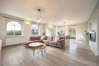 <strong>INSTAPKLARE, RIANTE GEZINSWONING MET 5 (MOGELIJK 6) SLAAPKAMERS, RUIMTE VOOR ZELFSTANDIGE ACTIVITEIT, INPANDIGE GARAGE IN KELDER EN GUNSTIG EPC OP PERCEEL VAN 11A30CA TE OUDSBERGEN (OPGLABBEEK)<br /><br /></strong>Gelegen in de rustige Voerstraat ter hoogte van nummer 19, hebben wij deze volledig instapklare woning voor jullie. Alle nodige faciliteiten zoals supermarkten, banken, bakker, slager, eetgelegenheden enzoverder vind je hier op wandelafstand in Opglabbeek-centrum. Nood aan groen of ontspanning met kids? Het recreatie-oord Wilhelm Tell bevindt zich op fietsafstand. Verder zijn de omliggende gemeentes As, Genk en Maasmechelen zeer vlot te bereiken.<br /><br />Deze volledig vrijstaande woning werd gebouwd in 1996 en doorheen de jaren extreem goed onderhouden. De huidige eigenaren hebben enkele aanpassingen aan de woning gedaan zoals het vernieuwen van de keuken, het installeren van een leuke inloopdouche en het volledig isoleren en inrichten van de eerste verdieping. Deze laatste ingreep heeft ervoor gezorgd dat er extra veel woonruimte werd voorzien. <br /><br />Op de gelijkvloerse verdieping treffen we eerst een ruime inkomhal met het gastentoilet. Rechts betreed je de riante, lichtrijke woon- en eetkamer die meer als ruim genoeg is voor het hele gezin. Hierachter licht de moderne keuken met apart eiland en toegang tot het overdekte terras/veranda. De keuken werd tevens volledig uitgerust, voorzien van een granieten werkblad en beschikt over voldoende werk- en opbergruimte. Verder bevindt zich hier nog een ruime was- en bergruimte die tevens toegang verschaft tot de kelderruimte.<br /><br />Via een aparte deur, kom je in het nachtgedeelte uit van deze woning. Deze gelijkvloerse verdieping beschikt over 2 slaapkamers, een dressing en een ruime badkamer met dubbele lavabo, een heerlijk ligbad, een zeer ruime inloopdouche en een toilet. <br /><br />De eerste verdieping van deze woning werd verder nog ingericht tot 5 functionele kamers en een extra badkamer met lavabo-meubel en douche. Dit is dus de ideale ruimte voor eventuele inwonende kinderen of ouders. Deze kunnen tevens dienst doen als eventuele behandelkamers voor een zelfstandige activiteit aan huis.<br /><br />Als extra troeven werd deze volledige woning onderkelderd en is hier de inpandige garage voorzien waar men gemakkelijk 2 auto's kan parkeren. Verder werd er vooraan de woning nog meer parkeerruimte voorzien en dit voor gemakkelijk nog 4 extra auto's. De tuin en het aangelegde terras zijn de kers op de taart. De woning is gebouwd op een perceel van 11a30 en voorziet dus in voldoende buitenruimte. De tuin is tevens volledig omheind en zeer onderhoudsvriendelijk.<br /><br />Interesse? Contacteer ons op 011 96 51 76 of mail naar info@momentumvastgoed.be voor meer info of een bezichtigingsafspraak!<strong><br /><br /><br /></strong>