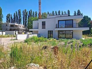 Geniet NU van de BTW-verlaging en bespaar circa 38.000 euro bij aankoop van dit appartement !<br />Residentie Vici is gelegen in de Stationsstraat en residentie B bevat 8 appartementen, gelegen vlakbij de oude spoorwegbedding.<br />Eyecatcher van het project wordt de prachtige groene binnentuin. Centrale ligging in het hart van Sijsele op fiets-en wandelafstand van scholen en supermarkten. <br /><br />Appartement 57B0002 is een mooi 1 kamerappartement op het gelijkvloers. Mooie leefruimte met open keuken, 1 ruime slaapkamer, ingerichte badkamer met douche en lavabomeubel, berging en wc.<br />Zongericht terras van 26 m² en bijkomend privétuintje van 20 m².<br />Zeer energiezuinig met zonnepanelen, lucht-water warmtepomp en vloerverwarming.<br /><br />Dit appartement wordt volledig afgewerkt aangeboden waarbij je zelf nog je eigen afwerking kan kiezen. <br />Bovengrondse garagebox mee aan te kopen. <br /><br />Bij Durabrik ben je zeker van een vaste prijs.<br />Heb je vragen? Contacteer dan je bouwadviseur via 0475 98 89 02 of mail naar vincent.sohier@durabrik.be.<br /><br />Download de brochure via https://durabrik.immo/sijsele-stationsstraat<br />* Beelden en oppervlaktes zijn indicatief.
