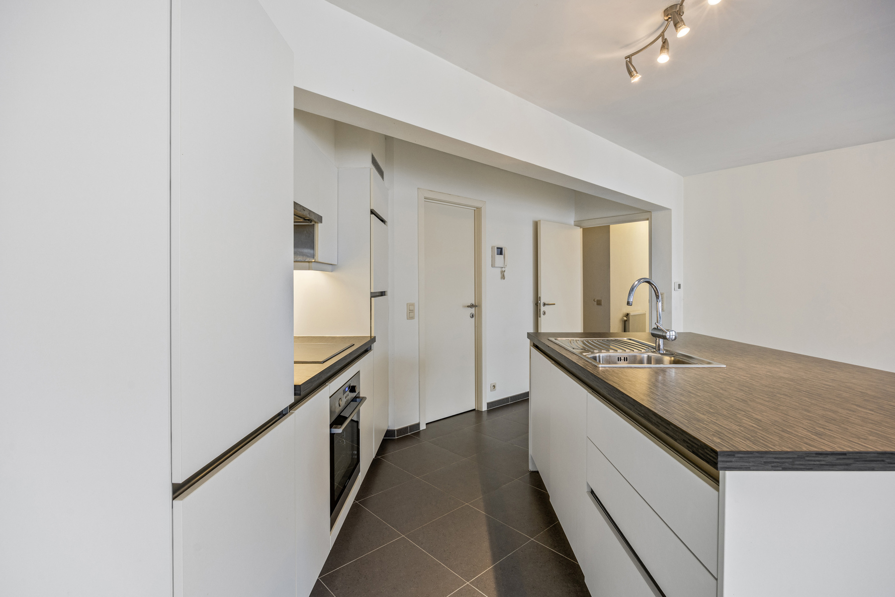 Instapklaar appartement met 2 kamers, staanplaats en terras - foto 5