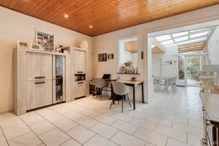 2 tot 3 slaapkamers, zonnepanelen én EPC B ...<br /><br />We parkeren de wagen op de oprit en stappen vervolgens de woning binnen. Via de inkomhal met trap naar de bovenverdieping gaan we verder naar de leefruimte. Deze is opgedeeld in een salon aan de voorzijde en een eetkamer. Deze wordt nu echter gebruikt als buro/ontspanningsruimte. Verder is er aanpalend een grote leefkeuken. Vorige maand werd het hellend dak in de keuken volledig vernieuwd. Achter de keuken bevindt zich de badkamer met lavabo, bad en douche. Het toilet is apart.<br />De eerste verdieping beschikt over twee ruime slaapkamers. <br />Via een vaste trap kunnen we naar de geïsoleerde zolder. Hier kan perfect nog een extra kamer worden gemaakt.<br />De verzorgde, diepe tuin beschikt over een terras. De tuin loopt door tot aan de carport achteraan. De carport heeft uitweg in de parallelle achtergelegen straat. Ook langs de achterzijde is er nog een oprit. Deze carport met uitweg is een enorm grote troef. <br />In 2023 werd het platte dak gerenoveerd (isolatie en EPDM Mastersystems). In september 2025 werden zonnepanelen (4.400 Wp) geïnstalleerd. In 2024 en 2025 werden ramen/beglazing vernieuwd.<br />Door al deze renovatiewerken hebben we een gunstige energiescore zonder renovatieplicht (EPC label B)!<br />Er is tevens een grote, uiterst handige kelder aanwezig.<br /><br />Kloeke woning met voldoende parkeermogelijkheden in de nabijheid van scholen, winkels en openbaar vervoer!