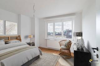 <p><span> </span></p><p><span>Gerenoveerd appartement (.60m²) met 2 slaapkamers en terras (3 m²) in Deurne.</span></p><p><span> </span></p><p><span>kan verhuurd worden aan 875€ + 70€ kosten = 4,6% opbrengst ! </span></p><p><span> </span></p><p><span>In de Alfons Schneiderlaan woon je vlakbij het gemeentepark Bremweide en het Rivierenhof en geniet je van een goede verbinding met bus en tram. Ook zijn er tal van velo-stations te vinden en met de wagen bereik je in- en uitvalswegen in slechts enkele minuten. Aan winkels en supermarkten is er geen gebrek in de nabije omgeving.</span></p><p><span> </span></p><p><span>Het appartement bevindt zich op de tweede verdieping van een kleinschalig gebouw van 2 hoog, waarvan het dak in 2012 geïsoleerd is (10 centimeter). Het is zonet tot in de puntjes gerenoveerd, waardoor je hier zonder zorgen je intrek kan nemen. Nieuwe vloeren, nieuwe keuken en badkamer, vernieuwde elektriciteit, … ook de muren zijn reeds voorzien van een likje verf zodat jij hier slechts je dozen moet uitpakken, handiger kan het haast niet!</span></p><p><span> </span></p><p><span>Binnenkomen doe je in de hal met ingemaakte vestiairekast en aparte wc. Vervolgens bereik je de lichtrijke leefruimte, goed voor een oppervlakte van zo’n 28 m². De open keuken is uitgerust met een kookvuur, dampkap, spoelbak, ingebouwde oven, vaatwasser en frigo met vriesvak. Van hieruit heb je toegang tot het noord-oost-georiënteerde terrasje (3 m²). Verder beschikt het appartement nog over 2 slaapkamers (5 m² en 15 m²) en een badkamer met douchecabine, handdoekdroger en lavabomeubel. Ook heb je ruimte om een wasmachine te plaatsen.</span></p><p><span> </span></p><p><span>Ben je op zoek naar een interessante investering of een startersappartement? Mis deze kans niet!</span></p><p><span> Bewoonbare opp. 60 m² ref.: bruto vloeropp. Voor meer info of een gratis schatting surf naar </span><span><span>www.hansimmo.be</span></span></p><p><span> </span></p>