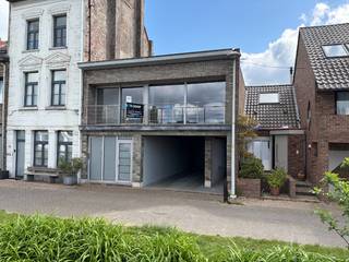 Residentieel gelegen woning op TOPLOCATIE in Klein-Willebroek, aan de Oostvaartdijk, een prachtige en rustgevende woonomgeving met zicht op de jachthaven en achteraan op de visput.  Dit huis bevindt zich op wandelafstand van de veerdienst naar Boom, alle winkels en scholen liggen in de onmiddellijke omgeving.  De oprit van de A12 Antwerpen-Brussel ligt op slechts 2 min. rijden, ideaal voor woon-werkverkeer.   Er is parkeergelegenheid in de straat en in het ruim inpandig magazijn/atelier/garage en in ondergrondse garage. <br /><br />Deze woning werd gebouwd in  1971.  Ze werd steeds goed onderhouden, mits de nodige moderniseringen wordt ze een uniek pareltje aan het water!  De huidige indeling is als volgt: -1: een volledige gewelfde onderkeldering, voorzien van kantelpoort &amp; uitweg; GLVL: een inkomhall met apart toilet en een vestiaire; 1eV: een traphall, een woonkamer, een klassiek ingerichte keuken, een klassiek ingerichte badkamer met toilet en 3 slaapkamers; 2eV: een ruime zolderruimte boven de de garage/atelier.   Verder beschikt dit eigendom over een balkon op de 1eV vooraan en een ruim dakterras op de 1eV achteraan.  Mogelijkheid tot omvorming tot loftwoning.  <br /><br />Heeft u interesse in deze woning? Contacteer ons via 03 459 99 99 of info@leximmo.be voor een bezichtiging ter plaatse!