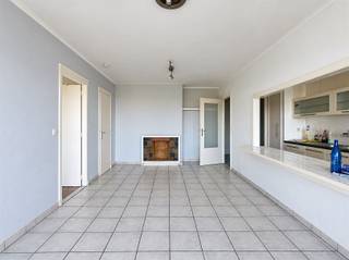 Joli appartement avec terrasse et une chambre. L'appartement se compose d'un hall d'entrée avec penderies, d'un salon, d'une cuisine équipée et d'une salle de bains, d'une chambre, d'un débarras et d'une terrasse.Pour ceux qui souhaitent vivre à proximité du plus grand centre commercial de Flandre orientale, près des axes routiers, c'est une occasion unique ! Contactez-nous pour plus d'informations !