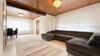 Stap binnen in deze volledig vernieuwde halfopen woning, gelegen op een uitstekende locatie in Heusden-Zolder. Met een bewoonbare oppervlakte van 141 m², vier slaapkamers en een praktische indeling biedt deze woning volop ruimte en comfort voor gezinnen. Dankzij de centrale ligging bevindt u zich bovendien op wandelafstand van het centrum, scholen en het ziekenhuis.<br /><br />Bij binnenkomst komt u terecht in de inkomhal, die toegang biedt tot de verschillende leefruimtes. De woning werd volledig vernieuwd en is dan ook instapklaar. De aangename leefruimtes bieden voldoende plaats voor een gezellige zithoek en eetruimte, waardoor hier een fijne plek ontstaat om samen te komen en te genieten.<br /><br />De keuken sluit mooi aan bij de leefruimte en vormt een praktische plek voor het dagelijkse gezinsleven. Dankzij de vernieuwde afwerking geniet u hier van het comfort van een moderne woning, zonder dat er nog grote werken nodig zijn.<br /><br />Op de bovenverdieping bevinden zich maar liefst vier slaapkamers. Hierdoor beschikt de woning over voldoende ruimte voor een gezin, een thuiskantoor of een hobbyruimte. De kamers zijn praktisch in te richten en bieden verschillende mogelijkheden naargelang uw persoonlijke behoeften.<br /><br />Ook op technisch vlak biedt deze woning belangrijke voordelen. Met een EPC-label D valt de woning niet onder de huidige renovatieverplichting. Bovendien is de elektrische installatie conform gekeurd.<br /><br />De ligging is zonder twijfel één van de grote troeven van deze woning. Het centrum van Heusden-Zolder bevindt zich op wandelafstand en ook scholen en het ziekenhuis zijn vlot bereikbaar. Daarnaast zorgen de nabijgelegen voorzieningen en verbindingswegen voor een uitstekende bereikbaarheid.<br /><br />Pluspunten:<br />- Volledig vernieuwde halfopen woning<br />- Bewoonbare oppervlakte van 141 m²<br />- 4 volwaardige slaapkamers<br />- EPC-label D – geen renovatieverplichting<br />- Elektrische keuring conform<br />- Centrum op wandelafstand<br />- Scholen en ziekenhuis in de nabije omgeving<br />- Ideale gezinswoning<br /><br />Maatregelen opgenomen in het Maatregelenregister: nee<br /><br />Voor een bezichtiging ter plaatse of meer info, bel ons op 078/78.78.70, of kom gewoon binnen op ons kantoor, steeds welkom!